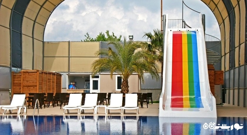 سرسره آبی استخر روباز هتل